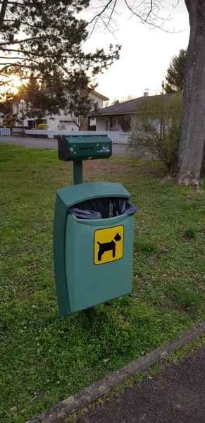 Distributeur sacs déjections canines