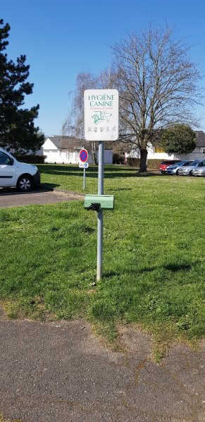 Distributeur sacs déjections canines