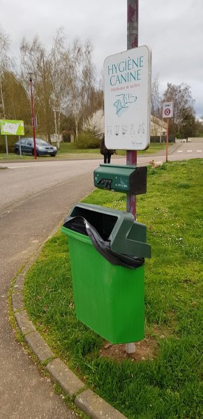 Distributeur sacs déjections canines - photo 1